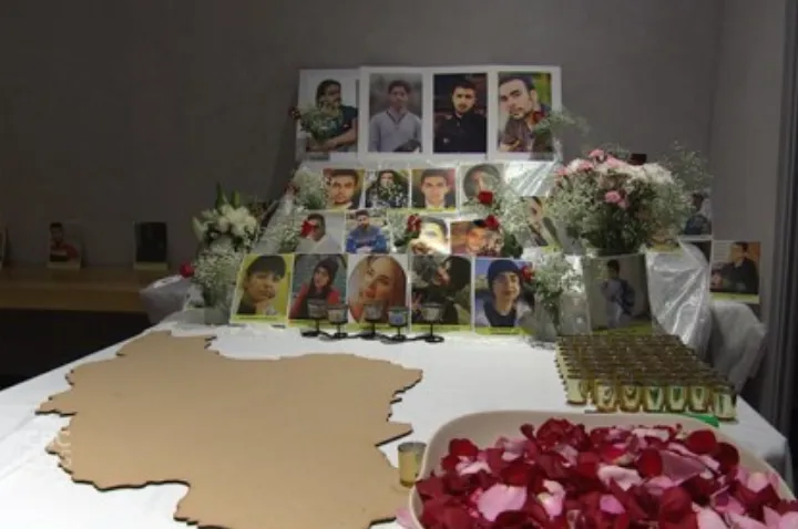 گردهمایی در موزه حقوق بشر کانادا برای ادای احترام به کشته‌شدگان اعتراضات ایران